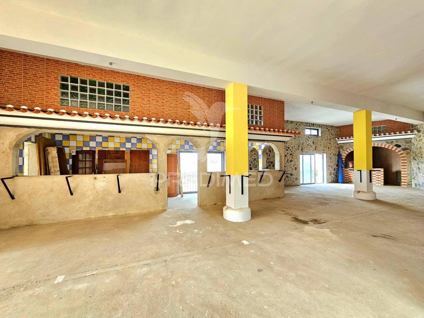 Espaço comercial em construção com terreno