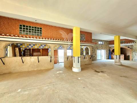 Espaço comercial em construção com terreno