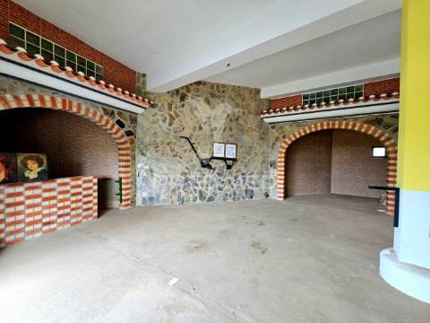 Espaço comercial em construção com terreno