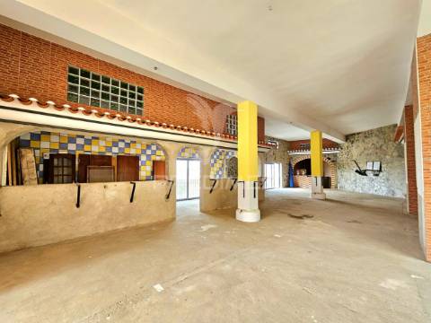 Espaço comercial em construção com terreno