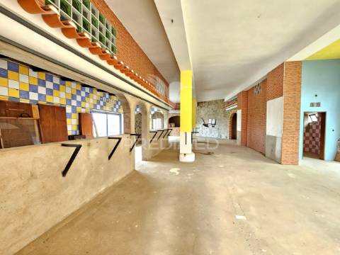 Espaço comercial em construção com terreno