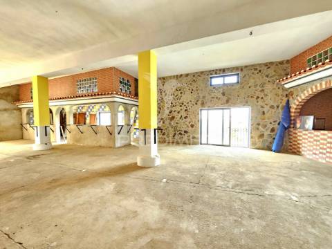 Espaço comercial em construção com terreno
