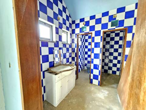 Espaço comercial em construção com terreno