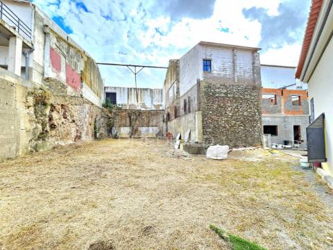 Espaço comercial em construção com terreno