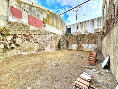 Espaço comercial em construção com terreno
