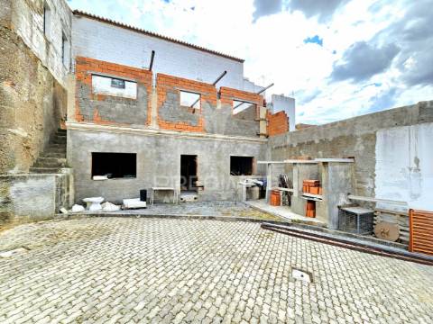 Espaço comercial em construção com terreno