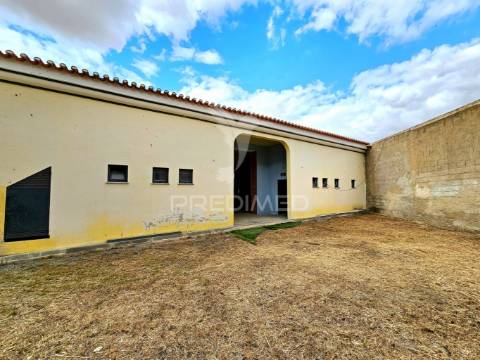 Espaço comercial em construção com terreno