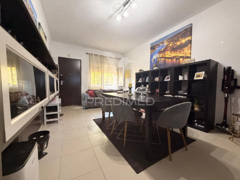 Apartamento t2 totalmente remodelado no centro do pinhal novo