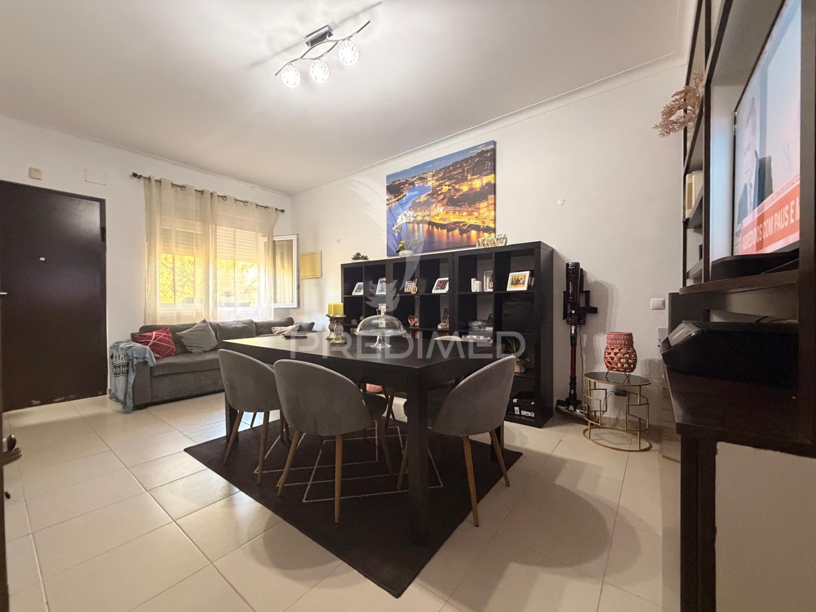 Apartamento t2 totalmente remodelado no centro do pinhal novo