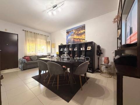 Apartamento t2 totalmente remodelado no centro do pinhal novo