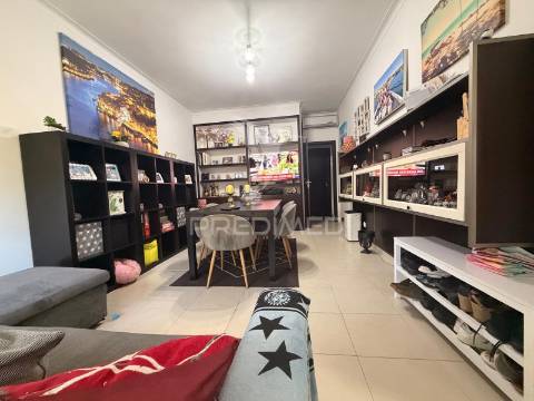 Apartamento t2 totalmente remodelado no centro do pinhal novo