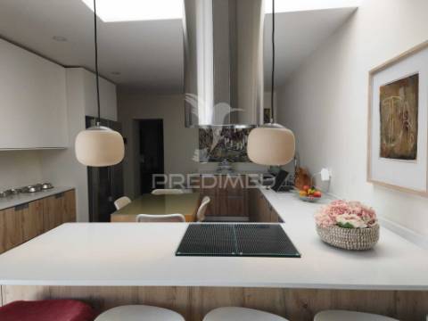 Moradia t4 totalmente renovada com 2 suites, garagem e espaço exterior, em sôsa