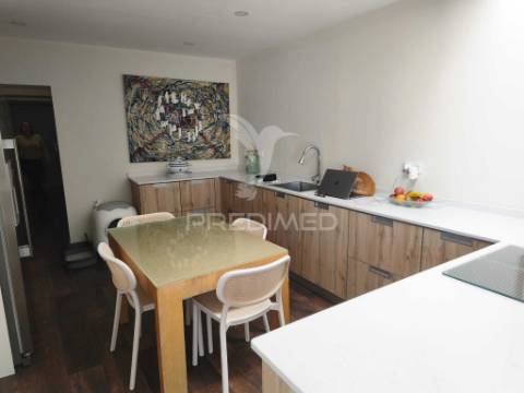 Moradia t4 totalmente renovada com 2 suites, garagem e espaço exterior, em sôsa