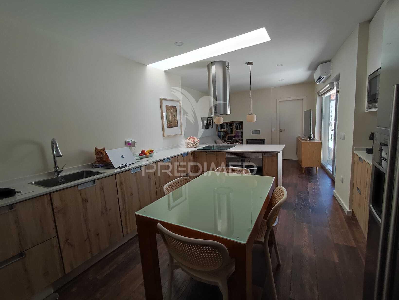 Moradia t4 totalmente renovada com 2 suites, garagem e espaço exterior, em sôsa