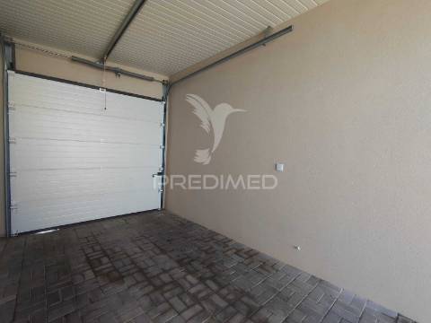 Moradia t4 totalmente renovada com 2 suites, garagem e espaço exterior, em sôsa