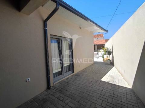 Moradia t4 totalmente renovada com 2 suites, garagem e espaço exterior, em sôsa
