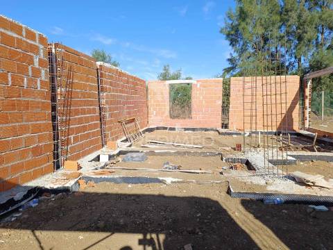Moradia t4 em construção com piscina