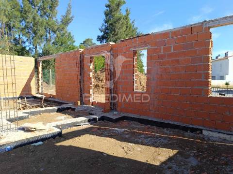 Moradia t4 em construção com piscina