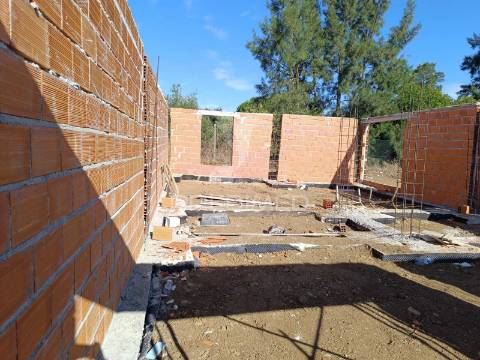 Moradia t4 em construção com piscina