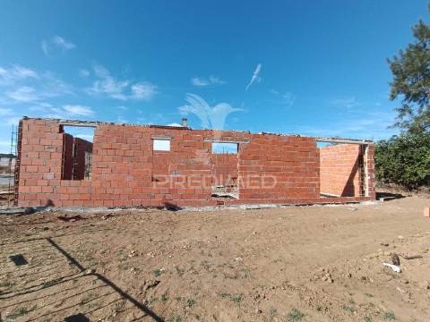 Moradia t4 em construção com piscina