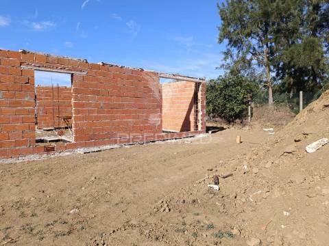 Moradia t4 em construção com piscina