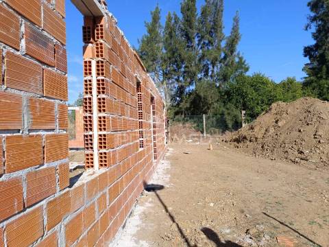 Moradia t4 em construção com piscina