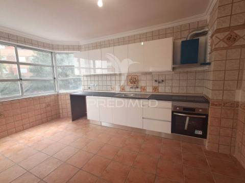 Apartamento t2+1 renovado | marquises | arrecadação | elevador | tapada das mercês