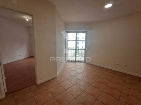 Apartamento t2+1 renovado | marquises | arrecadação | elevador | tapada das mercês