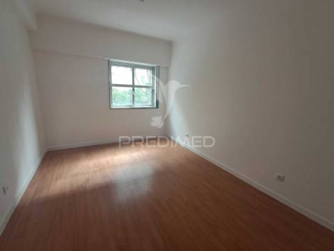 Apartamento t2+1 renovado | marquises | arrecadação | elevador | tapada das mercês