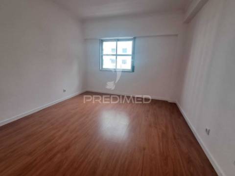 Apartamento t2+1 renovado | marquises | arrecadação | elevador | tapada das mercês