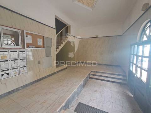 Apartamento t2+1 renovado | marquises | arrecadação | elevador | tapada das mercês