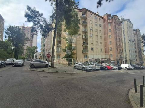 Apartamento t2+1 renovado | marquises | arrecadação | elevador | tapada das mercês