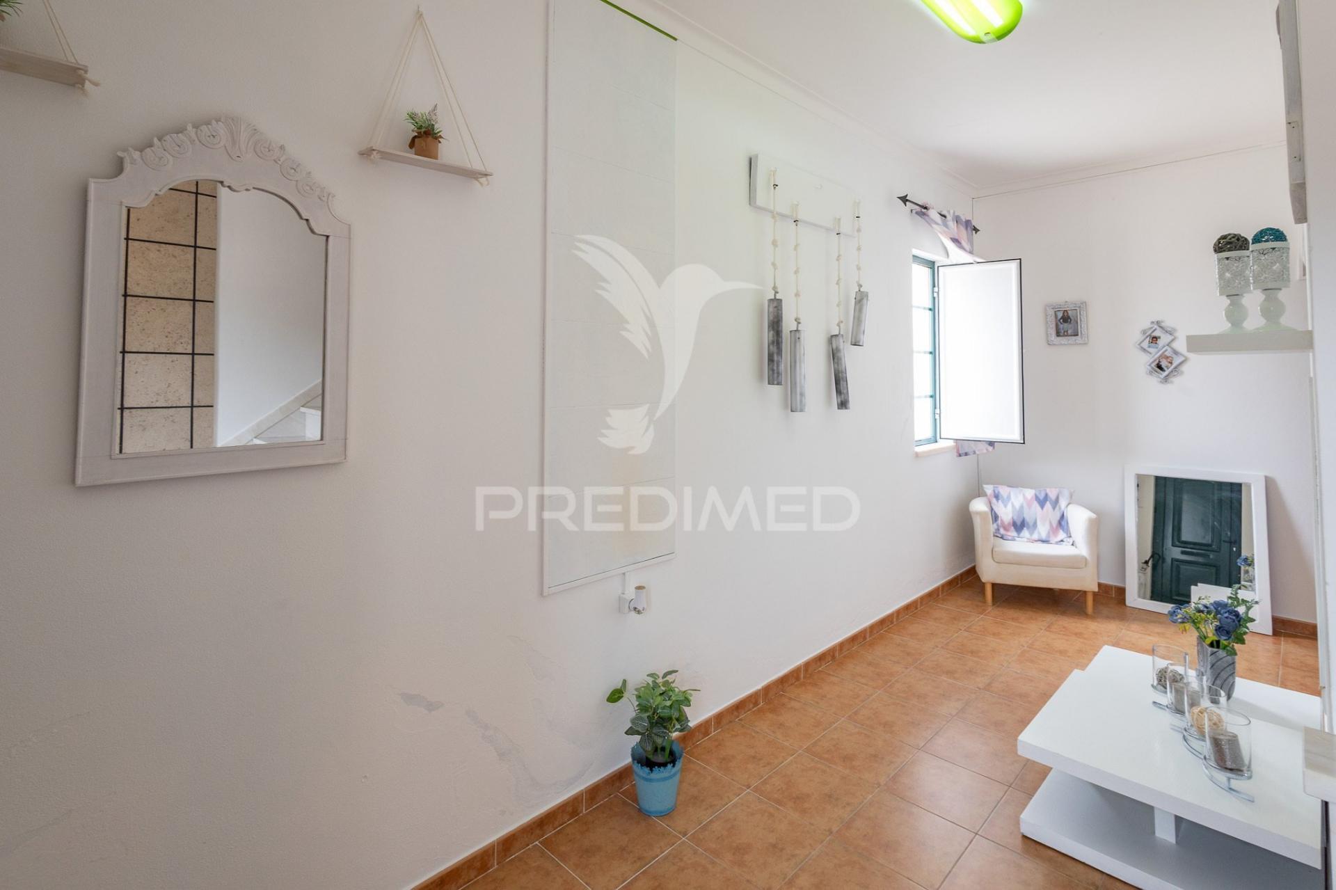 Moradia bi-familiar de gaveto t2 com garagem!