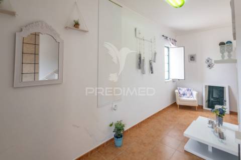 Moradia bi-familiar de gaveto t2 com garagem!