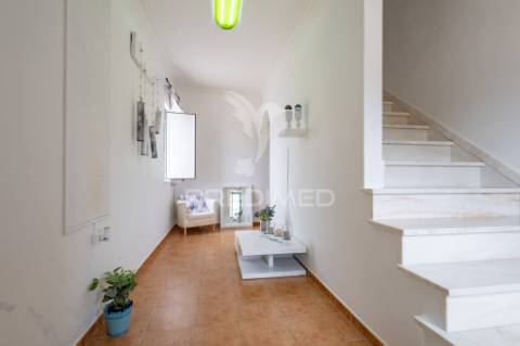 Moradia bi-familiar de gaveto t2 com garagem!