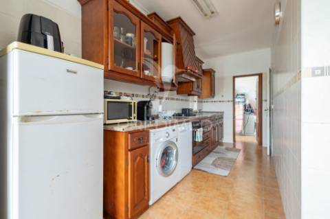 Moradia bi-familiar de gaveto t2 com garagem!
