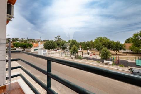 Moradia bi-familiar de gaveto t2 com garagem!