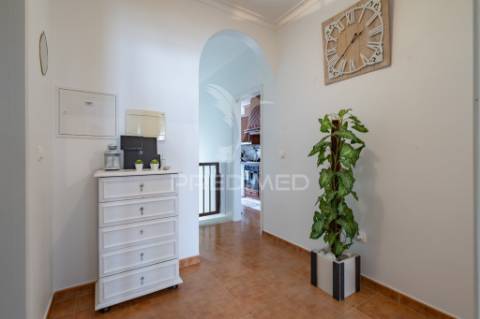 Moradia bi-familiar de gaveto t2 com garagem!