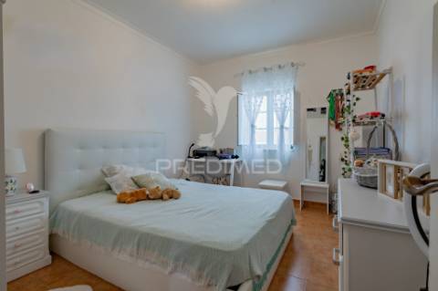 Moradia bi-familiar de gaveto t2 com garagem!
