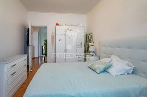 Moradia bi-familiar de gaveto t2 com garagem!