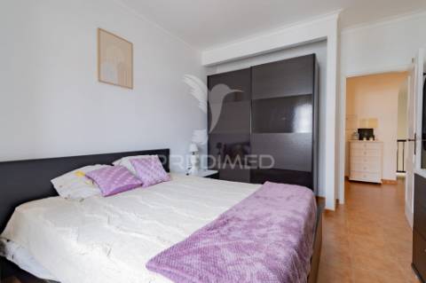 Moradia bi-familiar de gaveto t2 com garagem!