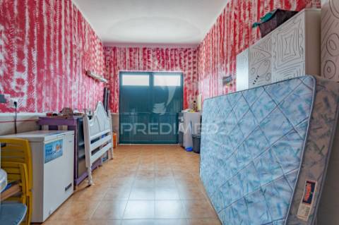 Moradia bi-familiar de gaveto t2 com garagem!