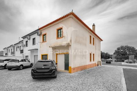 Moradia bi-familiar de gaveto t2 com garagem!