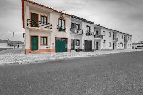 Moradia bi-familiar de gaveto t2 com garagem!