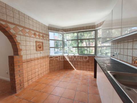 Apartamento t2 com excelente localização – mercês