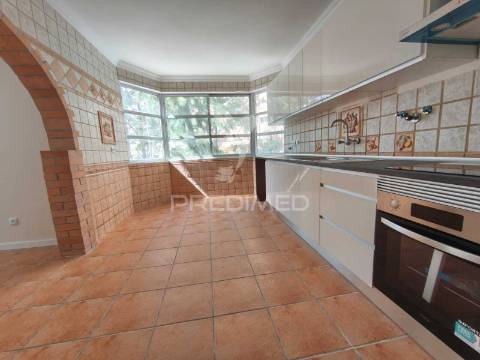 Apartamento t2 com excelente localização – mercês