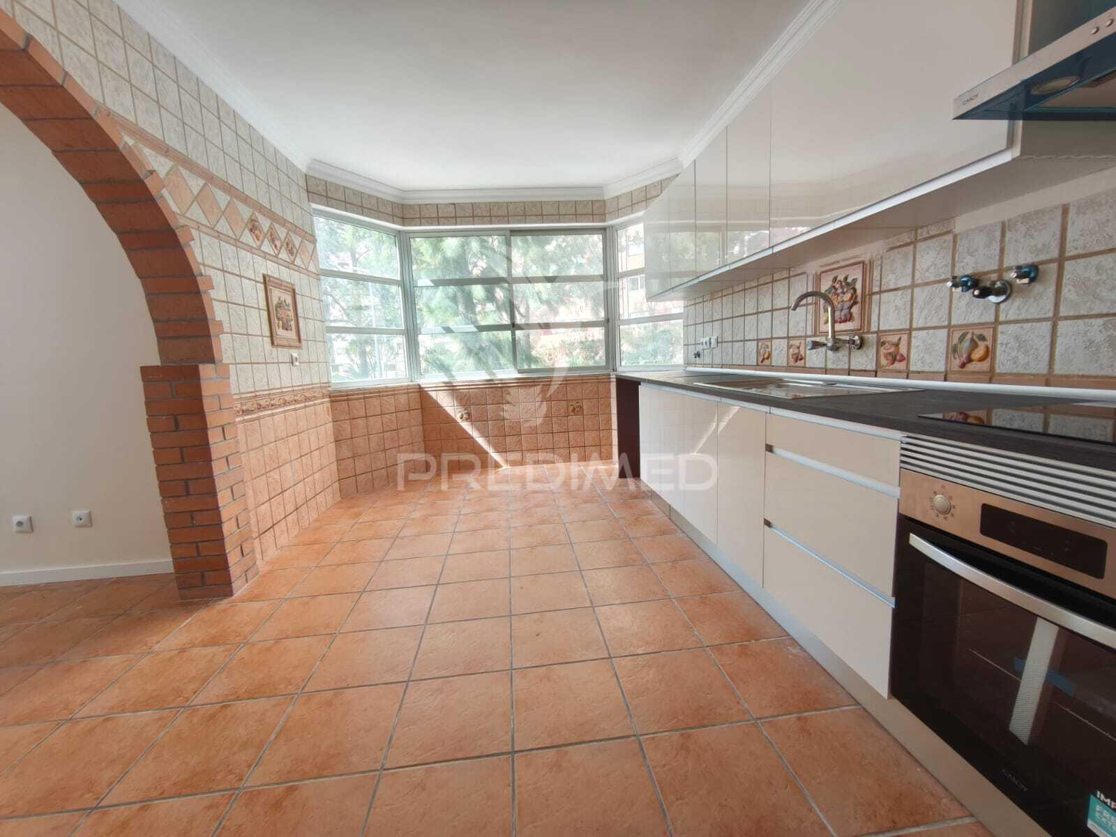Apartamento t2 com excelente localização – mercês