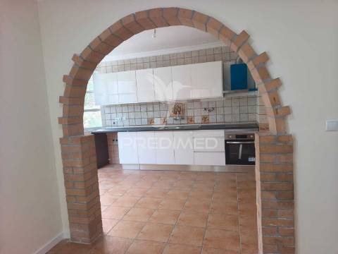 Apartamento t2 com excelente localização – mercês