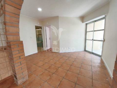 Apartamento t2 com excelente localização – mercês
