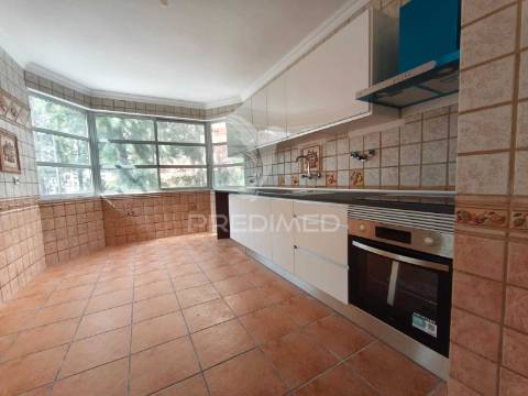 Apartamento t2 com excelente localização – mercês